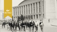 Deutsche Juniorennationalmannschaft der Fußballer bei einem Ausflug in Bukarest, im Hintergrund das Stadion (1962)  