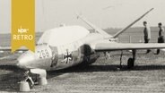 Kleines Militärflugzeug auf einem Rollfeld bei der Luftfahrtschau 1962 in Hannover  