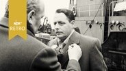 Bremer Wirtschaftssenator Karl Eggers verleiht Heinrich Nagel das Abzeichen als Heringskapitän (1962)  