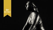 Bronzeskulptur einer sitzenden Frau von Gustav Seitz (1962)  