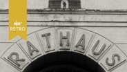 Schriftzug "RATHAUS" mit Stadtwappen über dem Rathausportal von Ratzeburg (1962)  