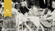 Besucher in einem Straßencafé an der Alster 1962  