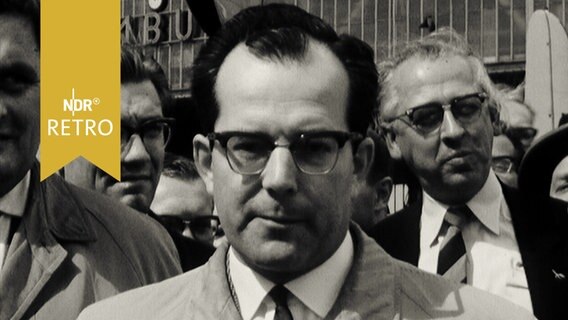 Wolfgang Sawallisch bei einem Statement auf dem Hamburger Flughafen 1962  
