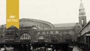Dampflok beim Verlassen des Hamburger Hauptbahnhofs (von einer Brücke aus gesehen), 1962  