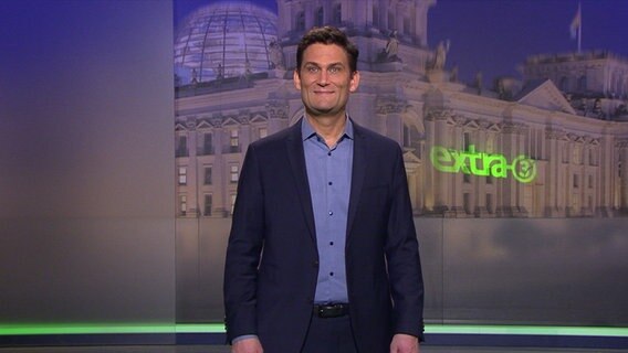 Christian Ehring moderiert Extra 3 am 25.11.2020.  