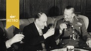 Bei einem Empfang in Hannover heben der niedersächsische Ministerpräsident Georg Diederichs und der britische General James Cassels die Gläser zum Zuprosten (1962)  