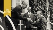 Sir Harold Pyman, NATO-Oberbefehlshaber 1962, wird von Kai Uwe von Hassel begrüßt  