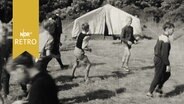 Jungen spielen in einem Zeltlager 1962  