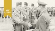 Heeresinspekteur Alfred Zerbel überreicht Preise an die Sieger des ersten Sternflugs der Heeresflieger (1962)  