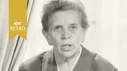Schleswig-Holsteins Arbeits- und Sozialministerin Lena Ohnesorg bei einem Statement 1962  