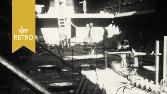Arbeiten an Deck eines Schiffes in eine Werft 1962.  