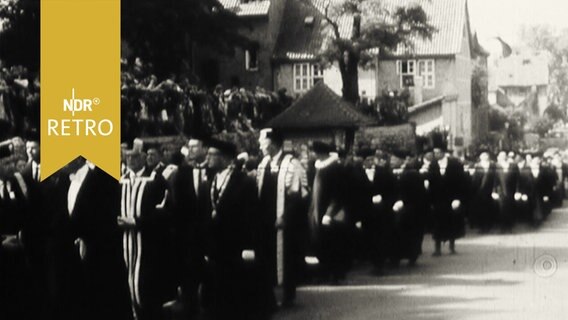 Professoren bei einer Prozession durch Göttingen 1962  