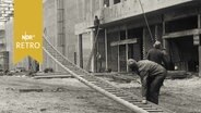Bauarbeitne in einer Fabrikhalle (Verteilerschuppen im Hamburger Hafen, 1965)  