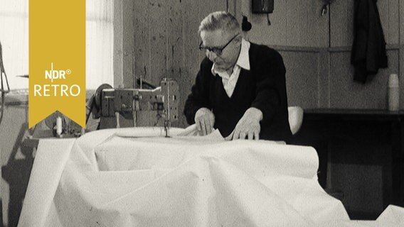 Segelmacher an der Nähmaschine (1965)  