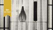 Vasen und Krüge in einer Vitrine bei Keramik-Ausstellung 1965  