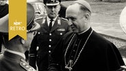 Offizier begrüßt einen katholischen Geistlichen bei dessen Besuch der Führungsakademie der Bundeswehr 1965  