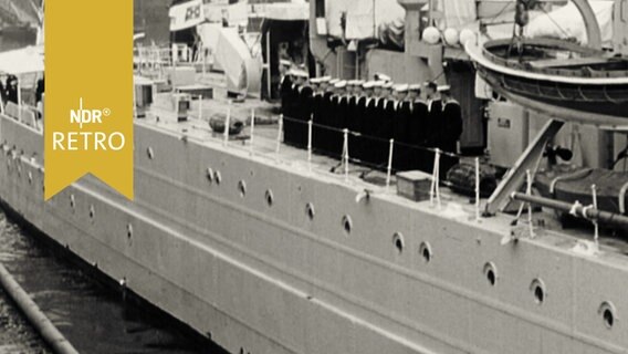 HMS Urchin beim Andocken in einem norddeutschen Hafen (1963).  