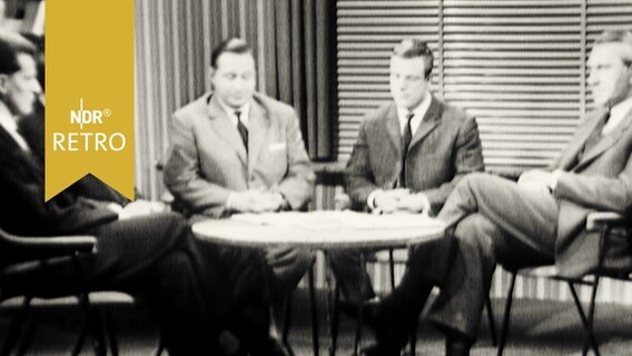 Fünf Männer in der Diskussionsrunde im Studio zur Sendung "Diesseits und jenseits der Zonengrenze" (11.02.1962)  