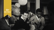 Studenten in ihrem Wohnheim 1962 beim Kartenspiel  