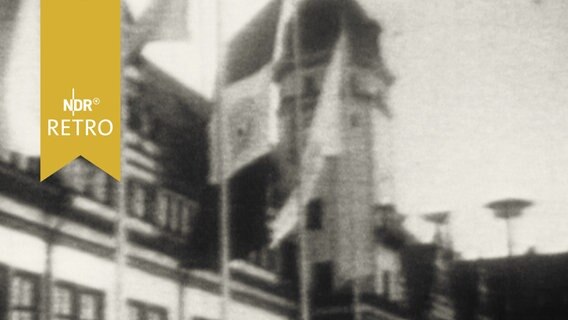 Beflaggung vor dem Alten Rathaus am Leipziger Markt anlässlich der Leipziger Messe 1962.  