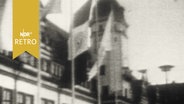 Beflaggung vor dem Alten Rathaus am Leipziger Markt anlässlich der Leipziger Messe 1962.  