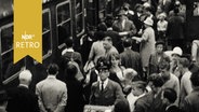 Voller Bahnsteig im Hamburger Hauptbahnhof zu Beginn der Sommerferien 1963  