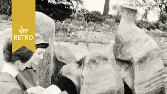 Zwei kunstinteressierte Frauen vor "Liegende Figur" von Henry Moore in Planten un Blomen 1963  