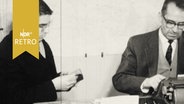 Junger Mann einem Büro mit einem Sachbearbeiter ("Wehrerfassung") 1963  