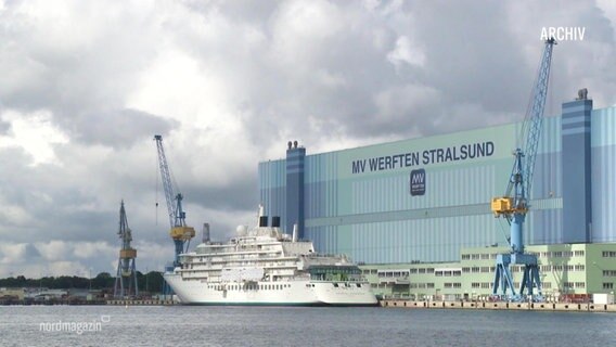 Archivbild: Die MV-Werft in Stralsund mit einem ankernden Boot davor.  