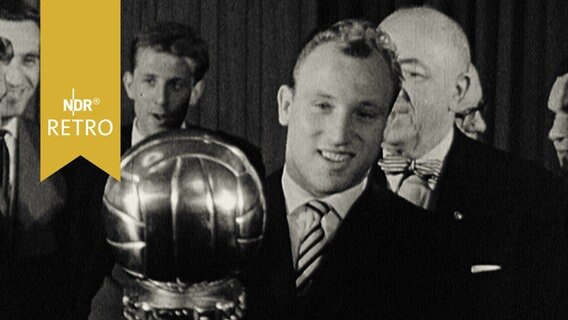 Uwe Seeler mit der Trophäe als "Fußballer des Jahres 1960".  