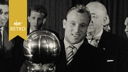 Uwe Seeler mit der Trophäe als "Fußballer des Jahres 1960".  