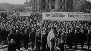 Eine historische Aufnahme einer Demonstration für die Sozialistische Einheitspartei.  