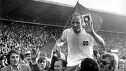 Uwe Seeler vom HSV wird nach seinem Abschiedsspiel am 1.5.1972 im Hamburger Volksparkstadion auf Händen getragen. © picture-alliance/dpa | UPI 