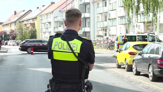 Ein Polizist steht an einer Absperrung nach einem tödlichen Unfall mit einem Fünfjährigen in Seelze. © TeleNewsNetwork 