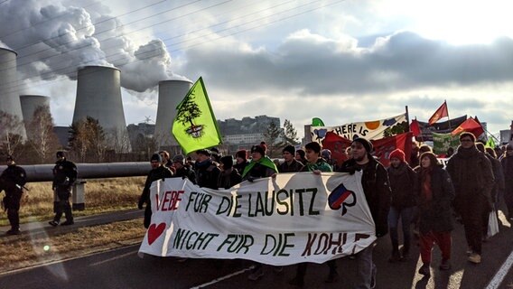 Ein Demonstrationszug von Fridays for Future vor einem Kohlekraftwerk in der Lausitz. © NDR Foto: Laura Borchardt/Lucas Stratmann