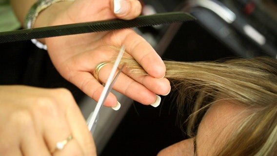 Frau schneidet Haare  Foto: Andreas Keuchel