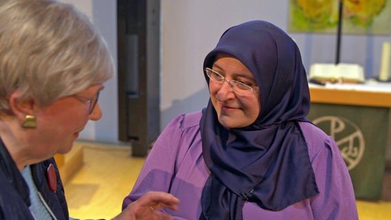 Elif Demirhan-Coban redet mit einer Frau. © NDR 