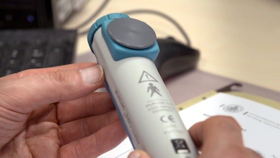 Ein Gerät zur Nervenstimulation © NDR 