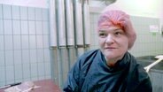 Tierärztin Corinne Bähler in Schutzkleidung an einem Seziertisch. © NDR/Filmfee 