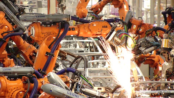 Roboterarme an einer Produktionsstraße für Autobau. Funken sprühen. © WDR/NDR 