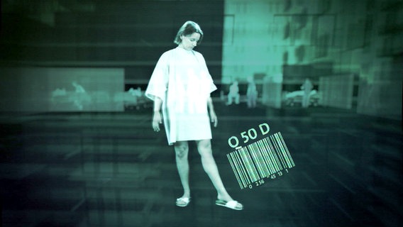 Mix aus Realbild und Grafik. Frau in Krankenhauskittel vor dunklem Hintergrund. Am Fuß ein Strichcode. © NDR 