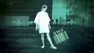 Mix aus Realbild und Grafik. Frau in Krankenhauskittel vor dunklem Hintergrund. Am Fuß ein Strichcode. © NDR 