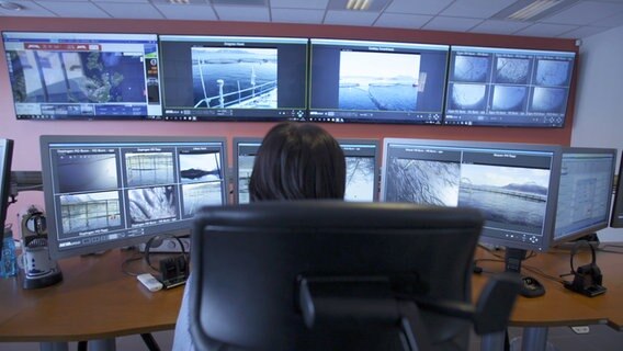 Überwachungsstand einer Fischfarm mit sieben Monitoren, auf denen verschiedene Bilder aus den Gehegen übertragen werden. © NDR / Flemming Postproduktion 