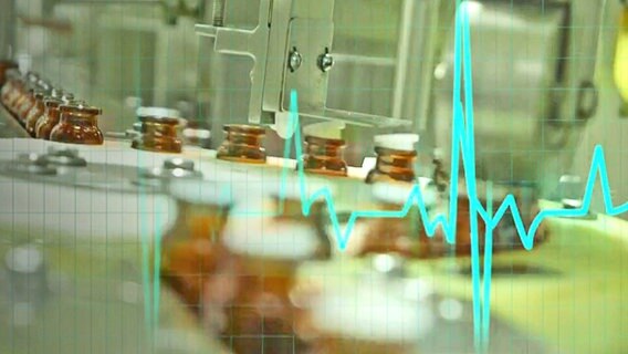 Grafik mit Kurve eines Herzmonitors, dahinter braune Fläschchen auf einer Pharma-Produktionsstrecke. © ARD Aktuell/NDR 