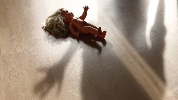Eine Puppe liegt am Boden © imago stock&people 