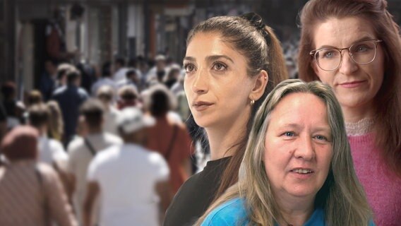 Die drei Protagonistinnen aus der Doku vor einem Bild einer anonymen Menge an Menschen auf der Straße. © NDR 