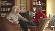 Seniorin Inge Hild mit ihrer Enkelin Caroline Rollinger in ihrem Wohnzimmer. © NDR 