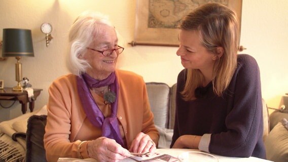 Inge H. und ihre Enkelin Caroline Rollinger. © NDR 