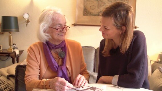 Inge H. und ihre Enkelin Caroline Rollinger. © NDR 