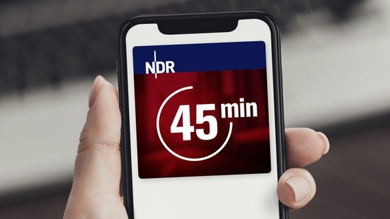 Auf einem Handy wird der Podcast "45 Min" ausgespielt. © Prostock-Studio Foto: Prostock-Studio